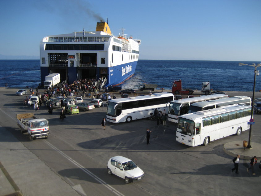 auf die EUROPA-Busse mit Ziel Weltkulturerbe. Wer weiter weg will: Die Blue Star 2 fährt über Patmos und Syros nach Piräus. (180)