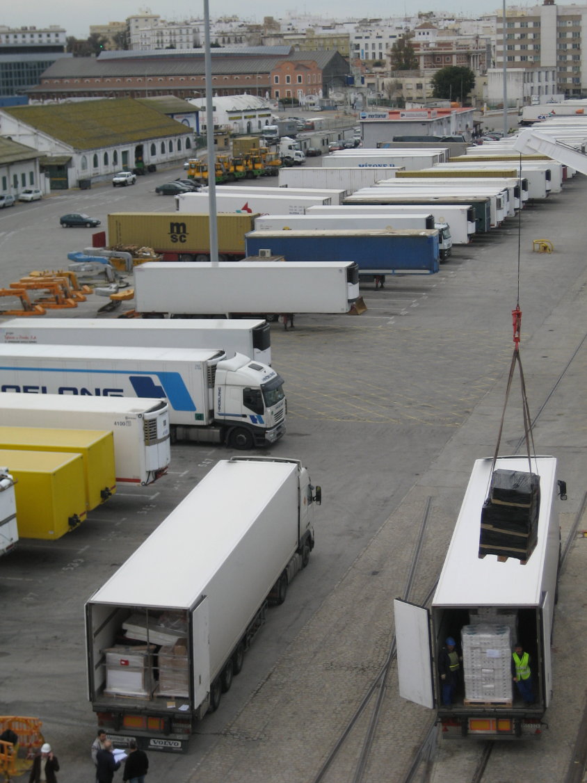 auf Hochbetrieb am Kai von Cádiz: Die Container stehen Schlange (180)