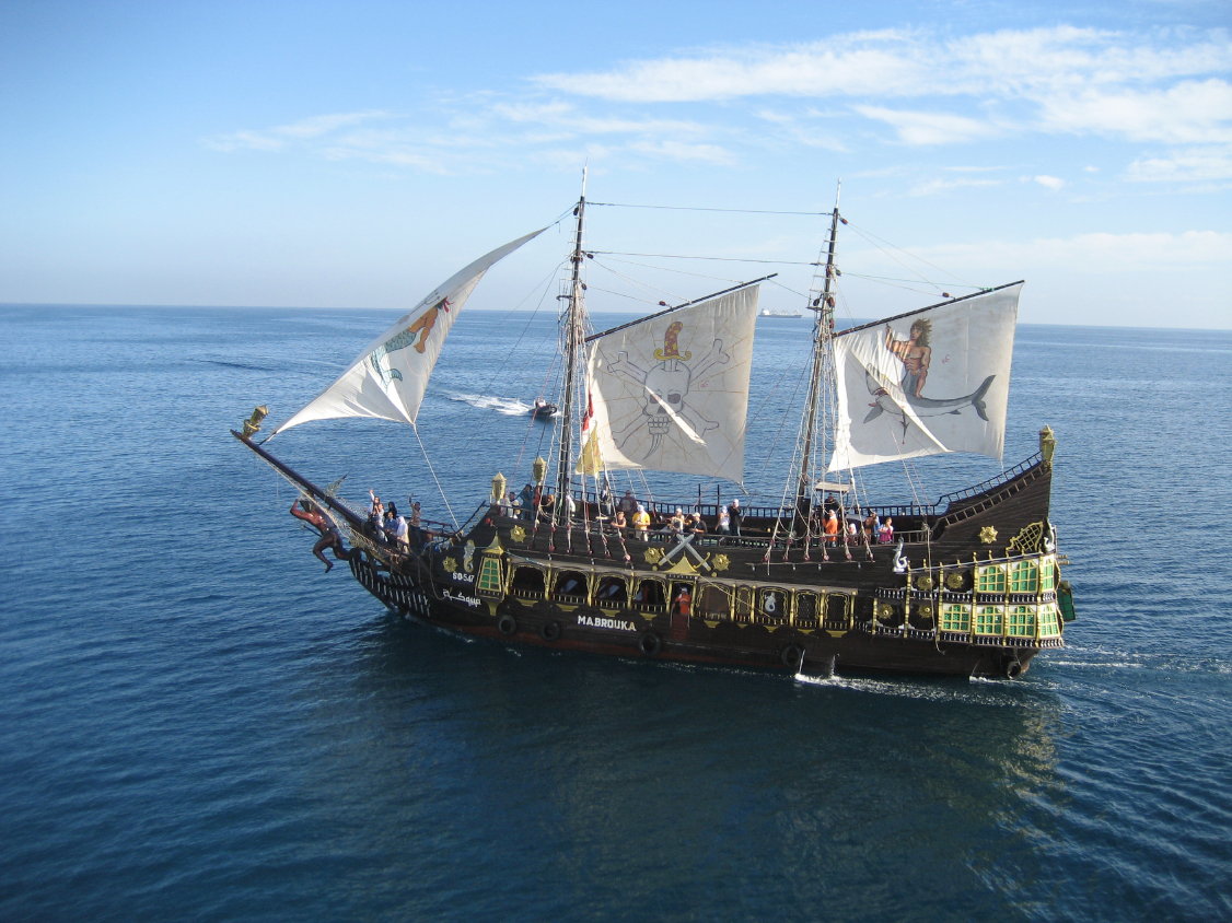 auf die davonsegelnde TIMUR II. Das war knapp. (180)