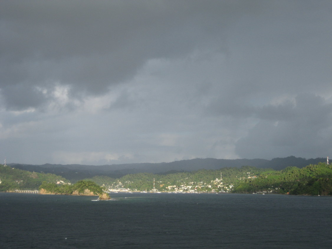 auf die Dominikanische Republik. Wir liegen auf Reede vor Santa Bárbara de Samaná. (180) 180°