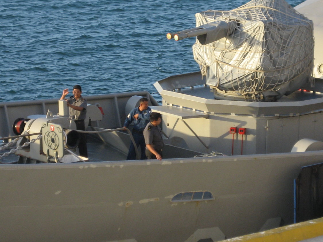 Unter großem Gelärme wird das Schiff ein paar Meter nach vorne manövriert (180)