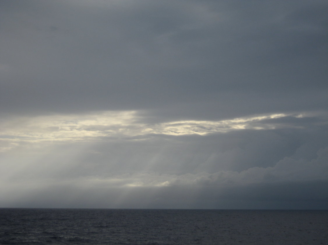 auf eine Schlechtwetterfront? Zum Glück kommen wir in Belize erst um 12 Uhr an. (180)