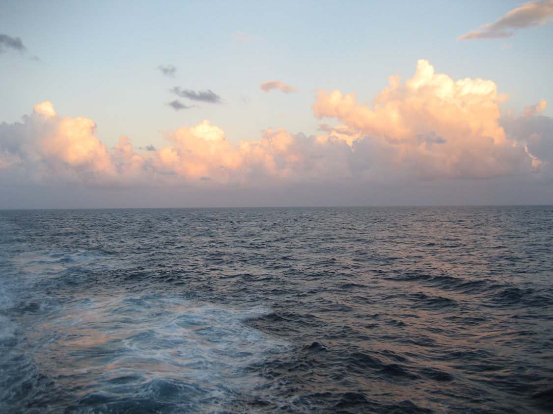 Am Horizont gerade noch zu erkennen: die Rettungsinsel des Rübenhändlers. (180)