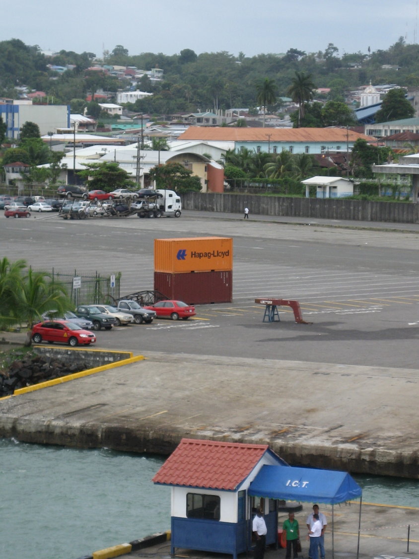 auf den Kai von Puerto Limon; die neue Meerrettichlieferung von Hapag-Lloyd ist schon da. (180)