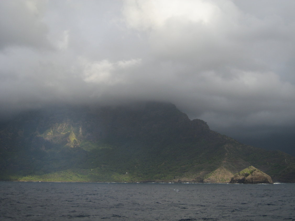 auf die Taaoa-Bucht. Irgendwo unterm Nebel soll das Grab von Gauguin sein. (180)