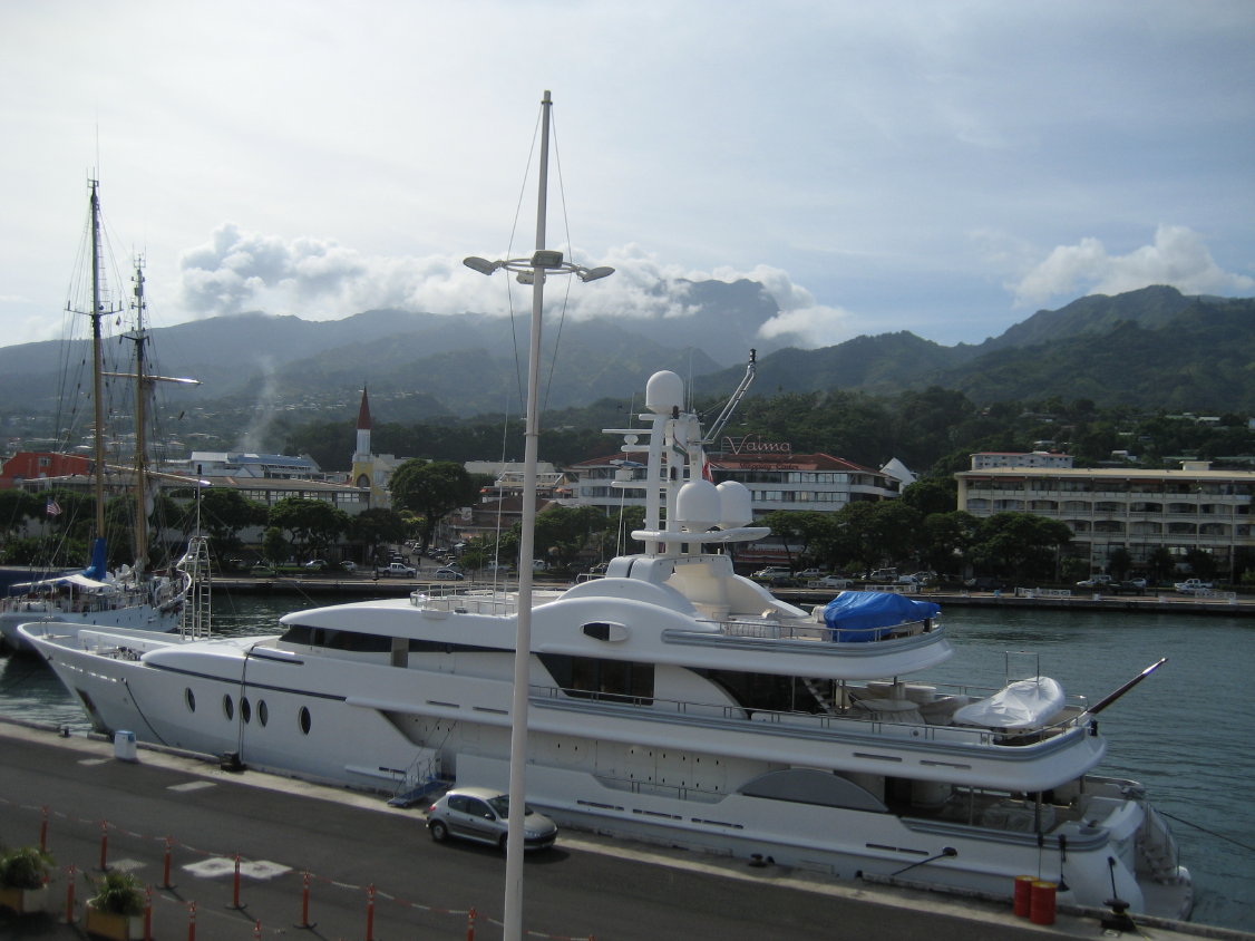 auf die Hauptstadt von Französisch-Polynesien. Die Privatyachten sind hier also auch nicht kleiner als in der Karibik. (180)