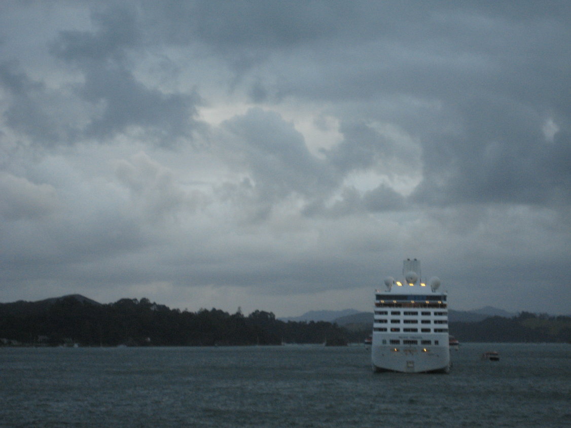 Nach einem wilden Ritt durch die Nacht: die friedliche Bay of Islands. Die PACIFIC PRINCESS tendert bereits. (180)