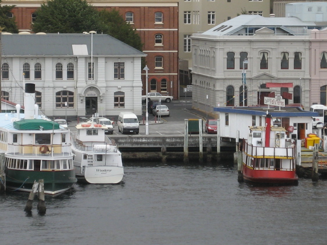 noch immer auf den Hafen von Hobart. Wir liegen fest in Tasmanien. (180)