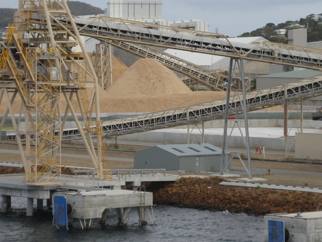 Hier wird Holz zerhäkselt. (180)