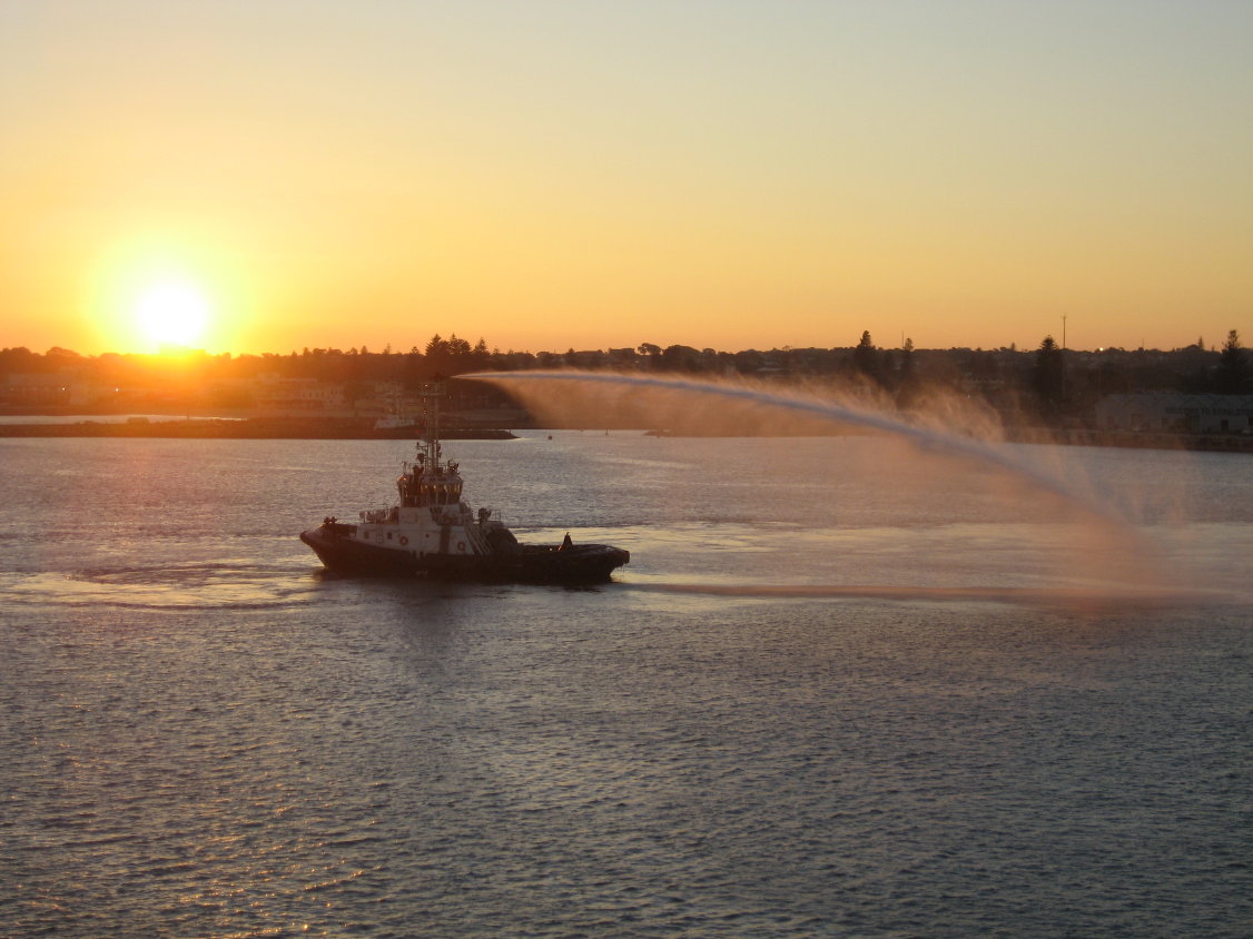 Man begrüßt uns mit einer Fontäne. (180)