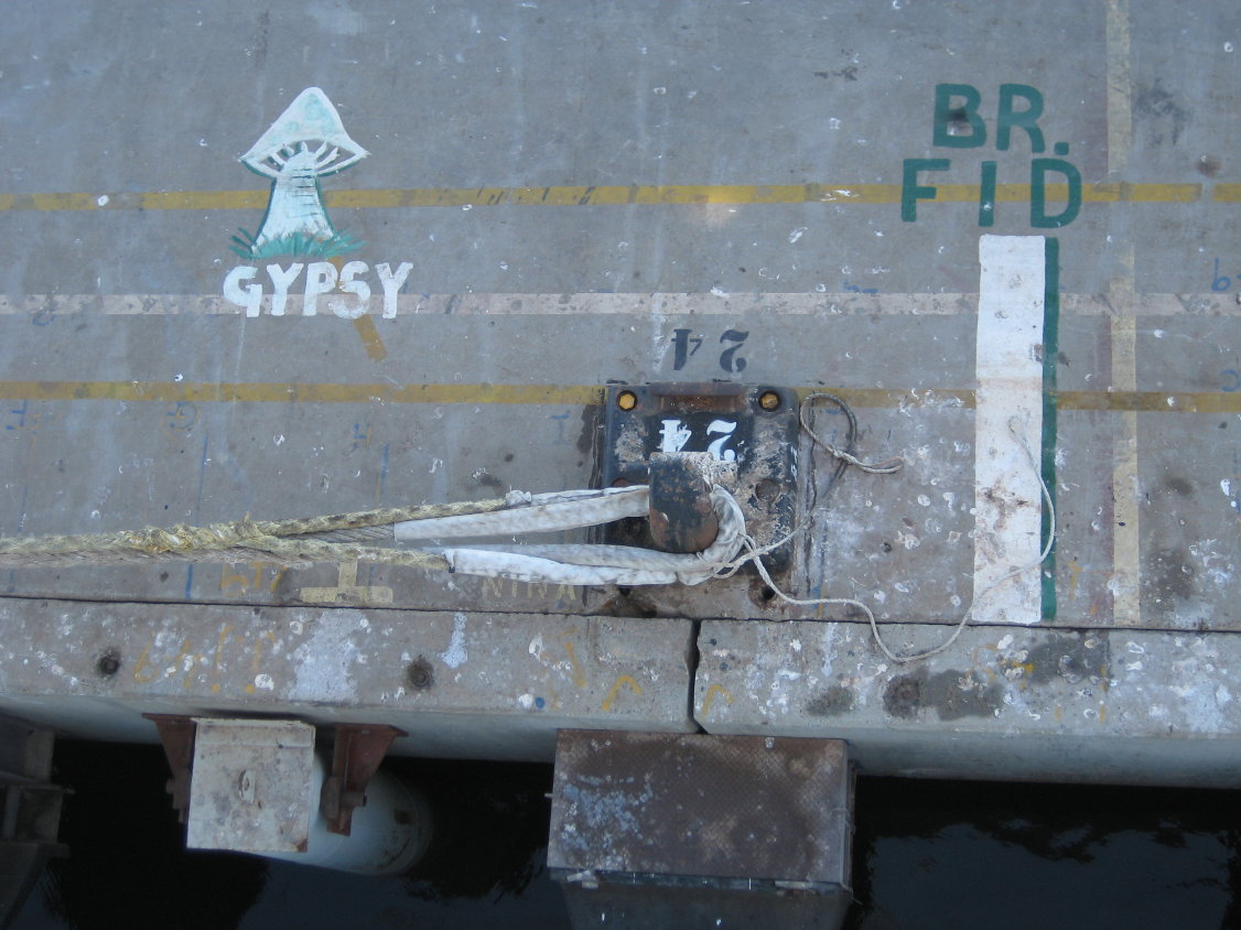 auf die Kaimauer am Liegeplatz Berth 9 & 10 (180)