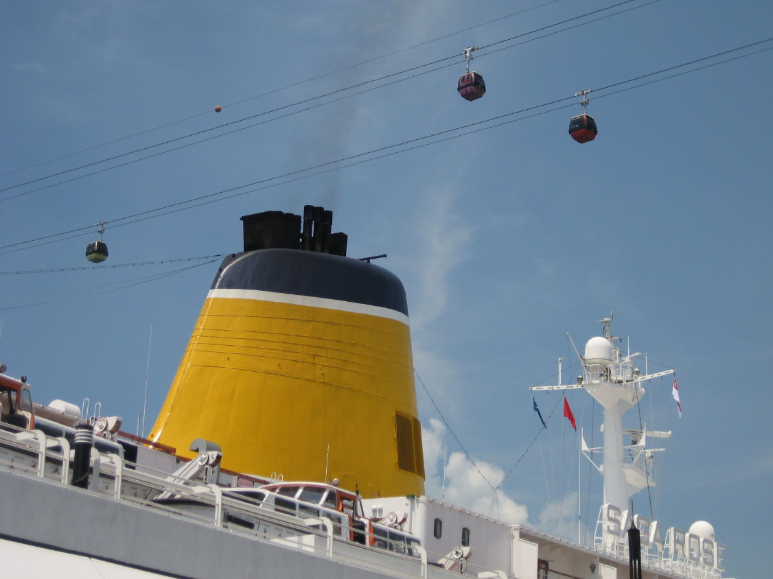 übern Cruise Terminal Pier 24/3 und die gegenüberliegende SAGA ROSE hinweg auf die Drahtseilbahn zur Sentosa-Insel (180)