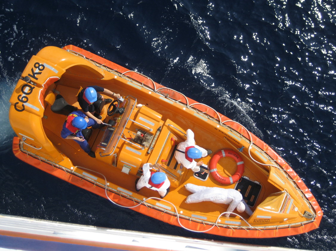 Crew-Drill Mann über Bord: Gleich wird Boot samt Mann an Deck gehievt. (180)