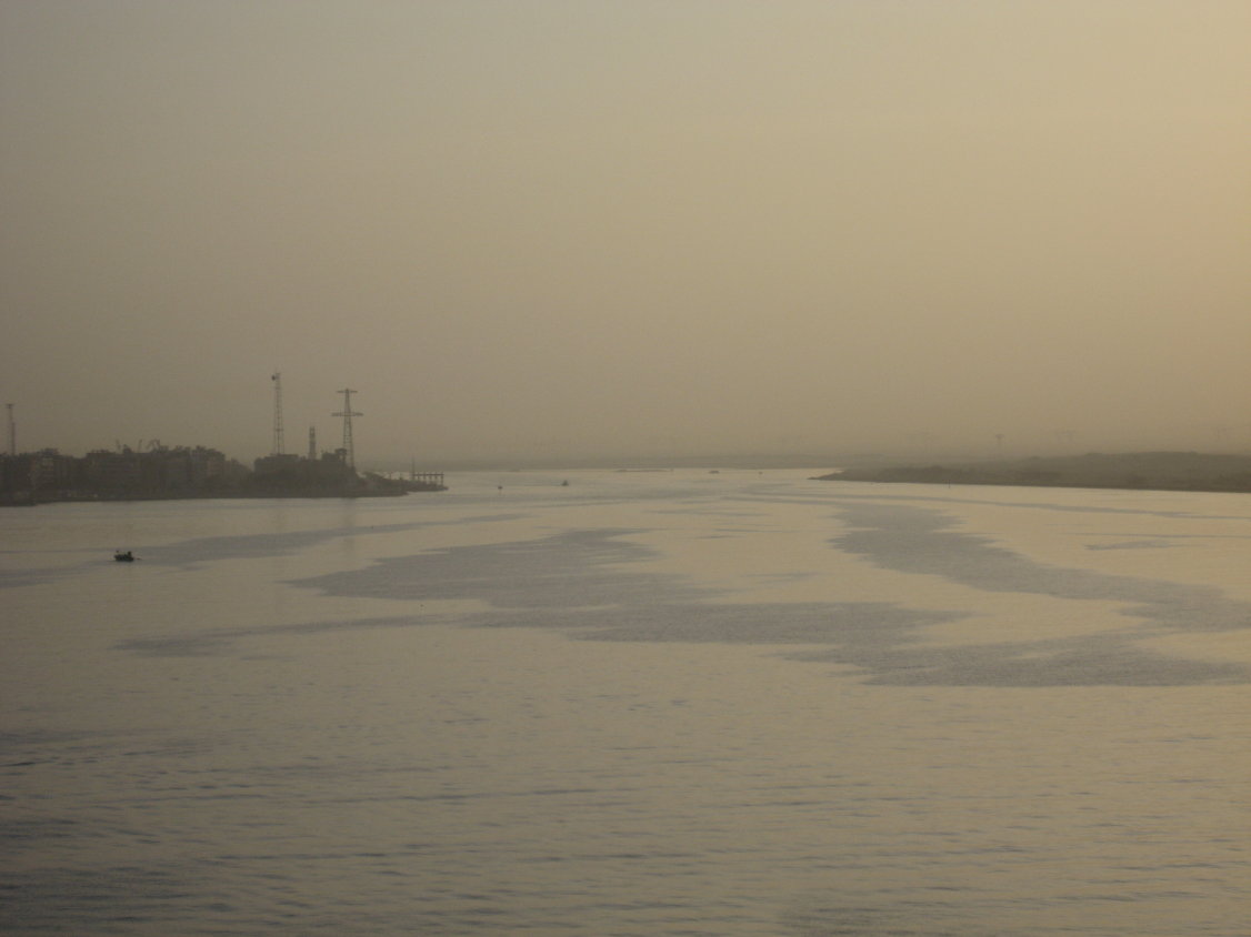 auf die Einfahrt in den Suezkanal (mit auslaufenden Lotsenbooten) (180)