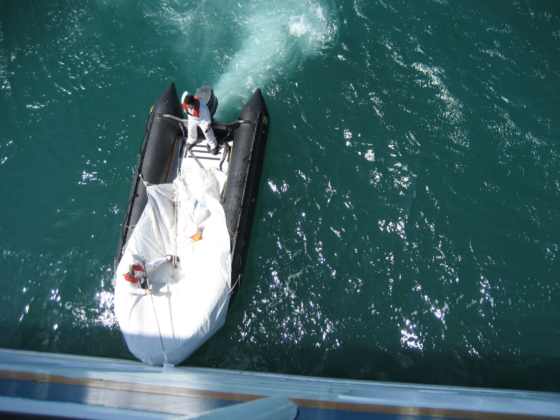 Wie schaffen die das im Fahren? Oder ist das eine Joga-Übung des Fortgeschrittnenkurses? (180)