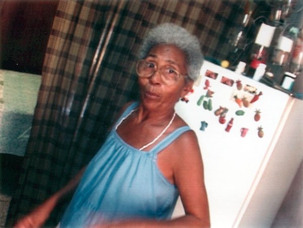 "Cuquis Mutter servierte köstlich kaltes Limonenzuckerwasser, übernahm kettenrauchenderweise das Gespräch: Ihr Sohn berate sich mit Göttern, wobei er nicht gestört werden wolle, sie selber verstehe davon nichts ..."