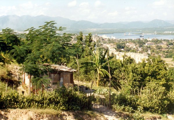 "Nach wie vor unvergleichlich der Blick hinab auf die Stadt, auf den Spätnachmittagshimmel, doch so überwältigt wie ehedem war Broschkus nicht. Vielleicht lag's an den gelben Hunden, die rudelweis über die Hochebene streunten ...": am roten Wassertank