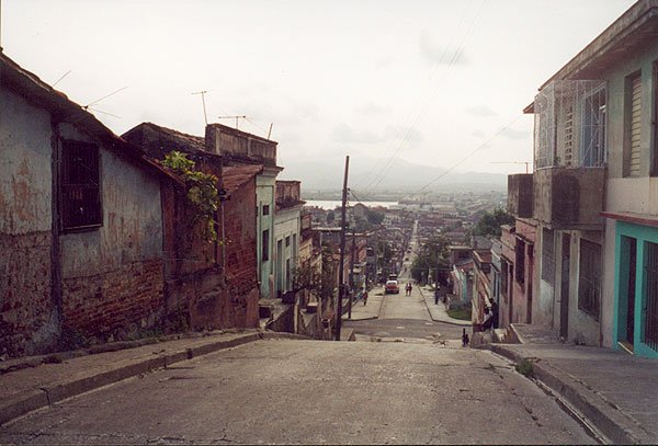 "Schnurgerade hügelan liefen die meisten Straßen, hügelab, gesäumt von verfallenden Pracht- und erbärmlich zusammengeziegelten Kleinbauten, im Rinnstein faulte der Abfall, oft stank's nach Scheiße, öfter noch lag sie offen herum ..."