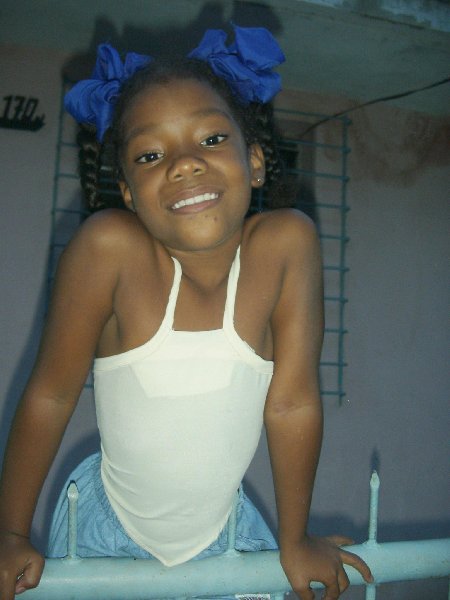 "Eine kleine Dame haben wir auch dabei!" Ob Broschkus bereits die Bekanntschaft von Claudia gemacht habe?
Eigentlich schon, nickte Broschkus, es sei zwar eine Weile her, er habe sie gerade verwechselt.
Verwechselt? Claudia zog eine vollendet pikierte Miene. Rosa lackierte Fingernägel hatte sie ebenfalls.