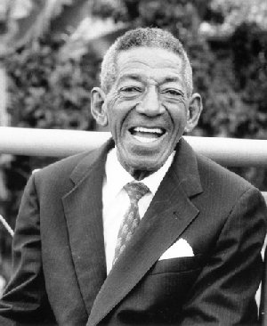 "Also Ernesto. Ein ganz feiner Kerl, aber wo er eigentlich herkomme, wisse man nicht. Von einem Tag zum andern verschwunden, von einem Tag zum andern wieder aufgetaucht; gewiss tue man gut daran, ihm nicht ganz übern Weg zu trauen ...“