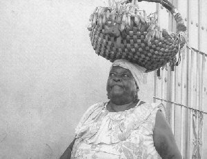 „Die letzten dreißig Meter bis zum Parque Céspedes, eine überaus fette Alte kam ihm entgegen, flachfüßig schwankend, lauthals Obst und Kräuter aussingend, die sie in einem Korb auf dem Kopf balancierte ...“