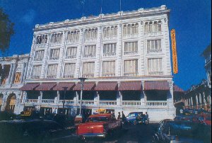 „Im ‚Casa Granda‘, einem weißfassadigen Kolonialklotz, den Broschkus bereits vor einem halben Jahr bewohnt hatte, bezog er planmäßig ein Frontzimmer, sah noch eine Weile auf den hell ausgeleuchteten Platz herab. Alle Bänke dort waren gut bestückt mit Geschöpfen ...“