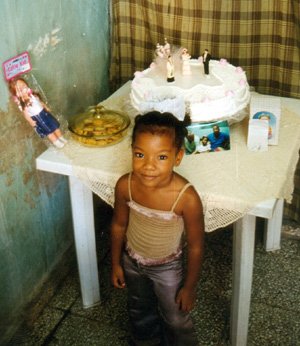 "Erst jetzt ließ sich Claudia blicken, ihre Haare heut in hundert kleine Zöpfchen geflochten, mit leuchtend rosa, grünen, gelben, blauen, violetten Haargummis versehen, in einem Minirock und farblich dazu abgestimmtem Jeanstop, das spitz überm Bauchnabel zulief: eine kleine Dame, barfuß freilich, ein Huhn auf dem Arm ..."