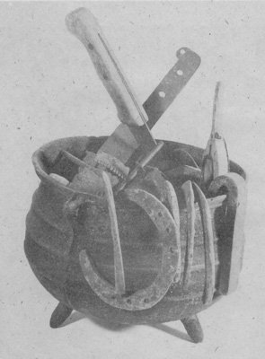 "In der einen Schale verrostete Hufeisen, Nägel, Ketten -die Schale Oggúns, des zweiten Kriegers ..."