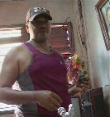 "Von ganz hinten, wo sich als halbdunkler Fortsatz die Küche anschloss, kam ein kleiner mulato in Shorts und Gummischlappen, auf vertrauenerweckende Weise wohlgenährt, wenn man sich den schmalen Schnauzer wegdachte: fast schon gemütlich, und zog sich die Nase hoch ...": Cuqui