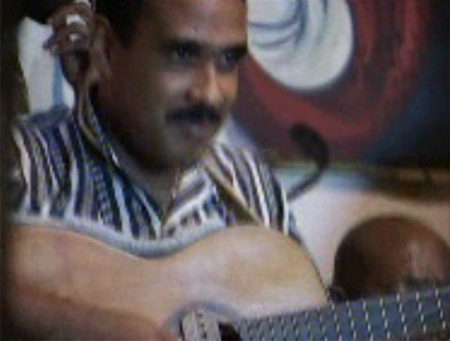 "Umgehend ging Broschkus auf den Gitarristen zu, der ihm der Chef der Truppe schien, sich bereitwillig als Pepe vorstellte und – beständig den Kopf schüttelte: Zwar kannte er Iliana (die habe hier Lokalverbot, ob Broschkus schon mal ihre Narben? auch die auf der Zunge?), nicht jedoch deren Freundin, welche Freundin so eine denn haben könne?"