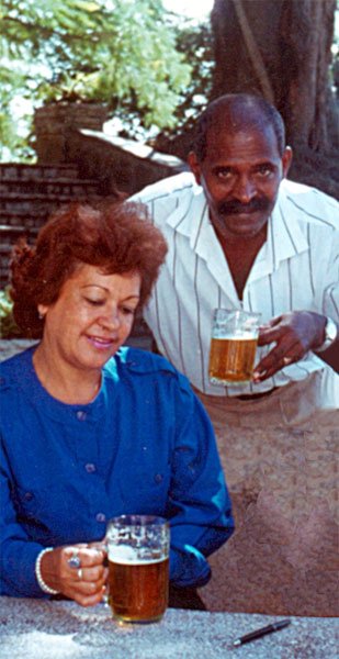 "Luisito hieß er, in seiner Hemdtasche steckte ein Kugelschreiber mit der Clip-Aufschrift 'Viagra'. Während er die Vorzüge seiner Wohnung rühmte, strich er sich übern Schnurrbart, auch über die Stirn, schläfenabwärts schließlich mit gestrecktem Zeigefinger, von dessen Spitze er, noch im Schwung der Bewegung, den Schweiß abschnalzte ..."
(an seiner Seite: Denia)