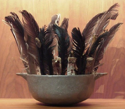 "Der Kessel. Klein zwar, doch Broschkus wagte's nicht, ihn zu berühren. Denn obwohl er darin keinen halb verwesten Hühnerkopf zu entdecken vermochte, kam just aus seiner Tiefe der Gestank, dessen allererste feine Spur man im Kirchenschiff gewittert –, als ob sich dort, im Verborgnen des Kesselinnern, ein Geheimnis barg, etwas Leichenartiges gar ...": Palo-Kessel