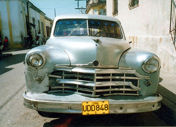 "Beim Verzehr einer frisch angekokelten Dreipeso-Tropfpizza, geriet Luisito ins Schwärmen über seinen neuen Chrysler: Nur achtzehn Liter verbrauche er, Baujahr '49, trotzdem schaffe er locker hundert Stundenkilometer! Im Vertrauen gesagt, er habe den Wagen ursprünglich als reine Geldanlage für die Zeit nach Fidel gekauft: Jeder, der auch nur ein bisschen mehr als die Granma zur Kenntnis nehme, blicke dem Tag mit großer Sorge entgegen ..."