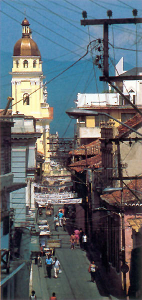 „Beim versuchsweisen Passieren des Kathedralenaufgangs war ihm der Einbeinige in den Weg getreten, glasig verwirrten Blickes und dermaßen augapfelintensiv, vielleicht war er ja fast blind, sah durch alles hindurch in eine andre Welt, vielleicht wußte er nur irgendetwas zuviel ...“